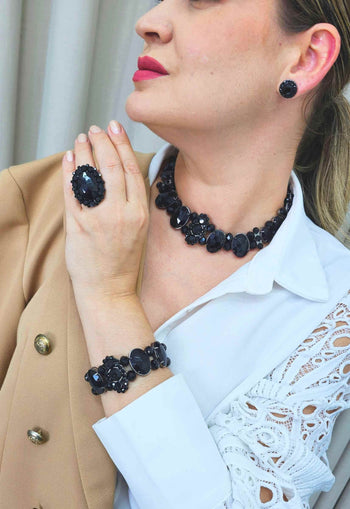 Bracelete Dandara luxo com pedras pretas banhado no onix