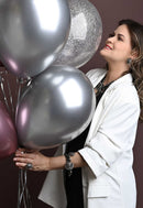 Brinco Zoraide oval com pedra cinza e strass black diamond banhado no grafite