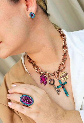 Brinco Marília Doralice pequeno com pedras coloridas