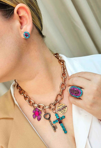 Brinco Marília Doralice pequeno com pedras coloridas