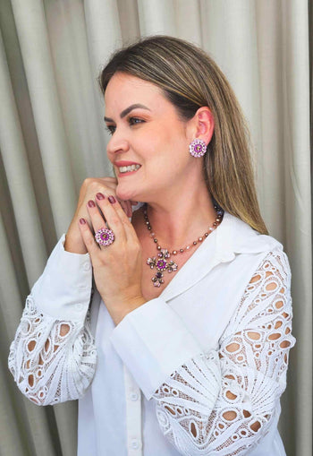 Colar Madeline de crucifixo com pedras rosê