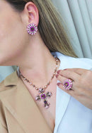 Colar Madeline de crucifixo com pedras rosê