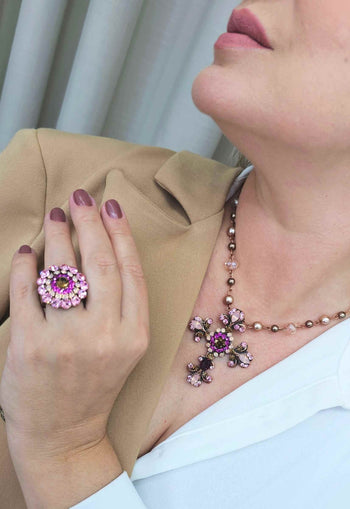 Colar Madeline de crucifixo com pedras rosê