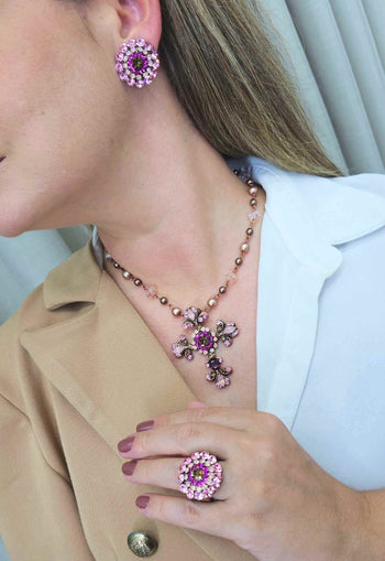 Colar Madeline de crucifixo com pedras rosê