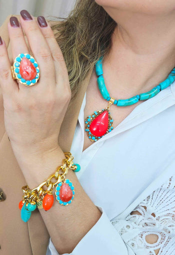 Pulseira Brisa Tropical com pedras turquesas e coral banhada no dourado