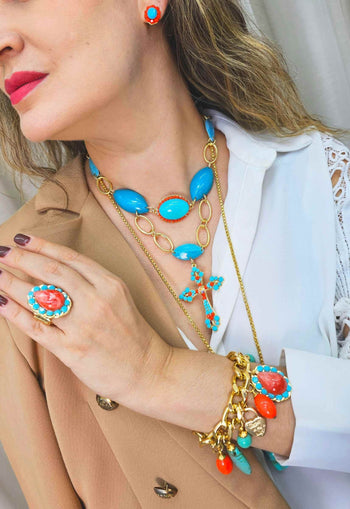 Pulseira Brisa Tropical com pedras turquesas e coral banhada no dourado