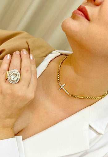 Colar choker Pierre Gold de crucifixo com pedras cristal banhado no dourado