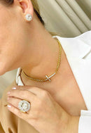 Colar choker Pierre Gold de crucifixo com pedras cristal banhado no dourado