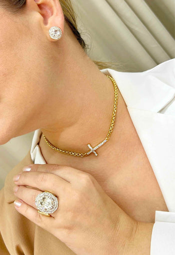 Colar choker Pierre Gold de crucifixo com pedras cristal banhado no dourado