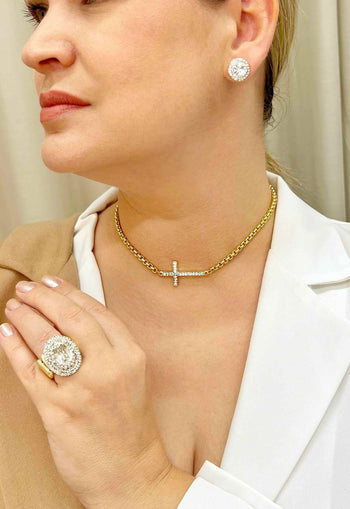 Colar choker Pierre Gold de crucifixo com pedras cristal banhado no dourado