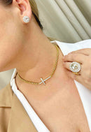 Colar choker Pierre Gold de crucifixo com pedras cristal banhado no dourado