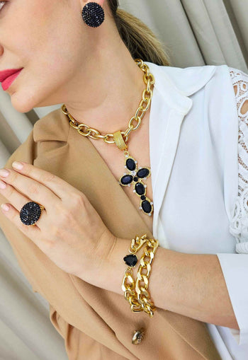 Colar Ester Jet com crucifixo preto banhado no dourado