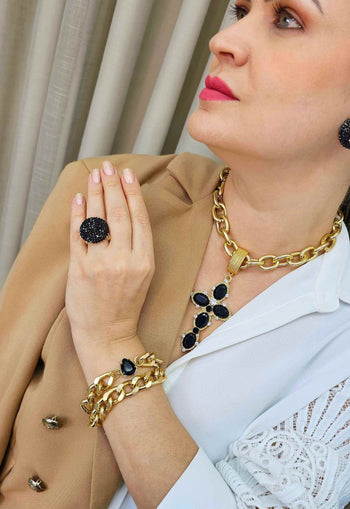 Colar Ester Jet com crucifixo preto banhado no dourado