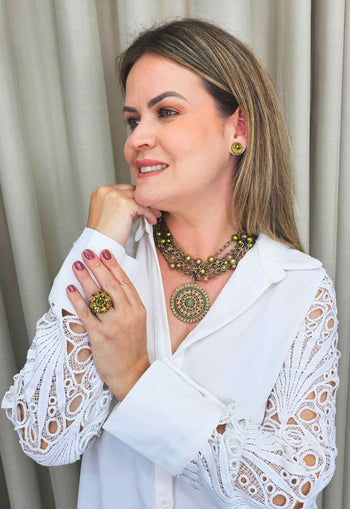 Colar Momentos Olivine com pedras e pingente verde