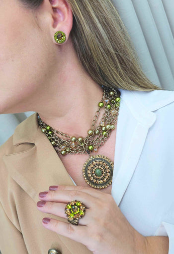 Colar Momentos Olivine com pedras e pingente verde