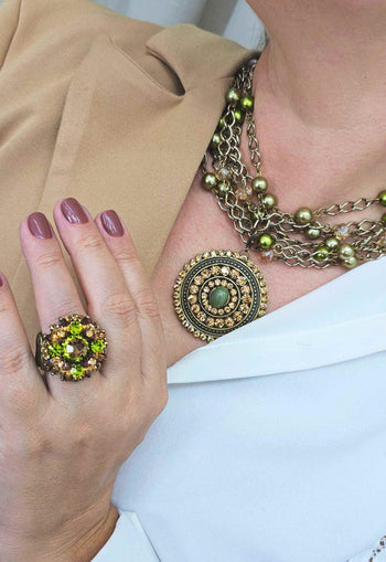 Colar Momentos Olivine com pedras e pingente verde