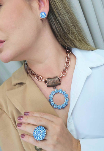 Maxi colar Raika jeans com pingente safira claro e banho vintage