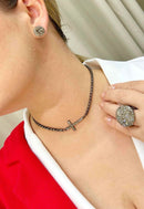 Colar choker Pierre de crucifixo com pedras black diamond banhado no onix