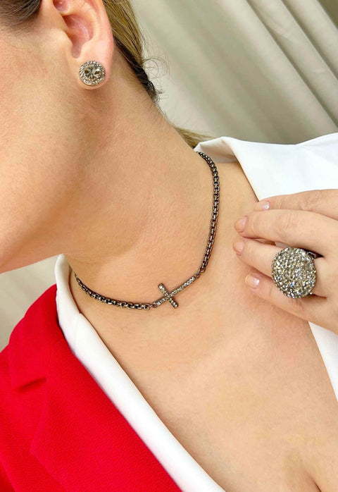 Choker Pierre de crucifixo com pedras black diamond banhado no onix