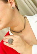 Colar choker Pierre de crucifixo com pedras black diamond banhado no onix
