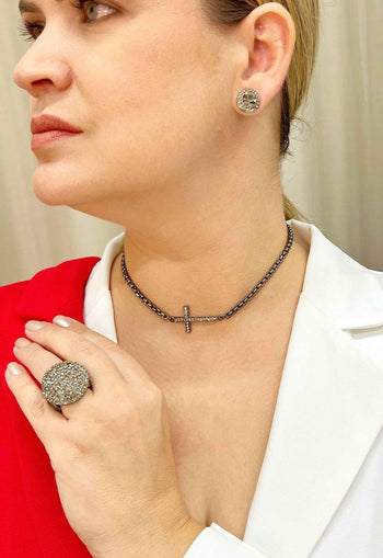 Colar choker Pierre de crucifixo com pedras black diamond banhado no onix