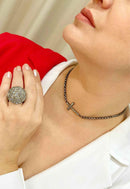 Colar choker Pierre de crucifixo com pedras black diamond banhado no onix