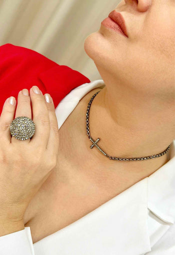 Colar choker Pierre de crucifixo com pedras black diamond banhado no onix
