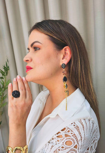 Brinco Eleonora com pedras pretas e franjas douradas