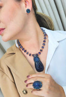 Colar Prisma com pingente de gota azul e cristais em tons de azul
