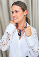 Colar Prisma com pingente de gota azul e cristais em tons de azul