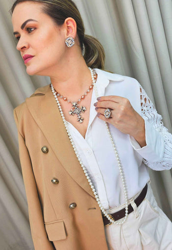 Colar Sagrado com perolas e crucifixo nude banhado no vintage