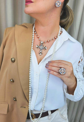 Colar Sagrado com perolas e crucifixo nude banhado no vintage