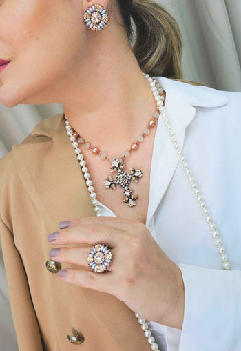 Anel Sagrado com perolas e strass peach banhado no vintage