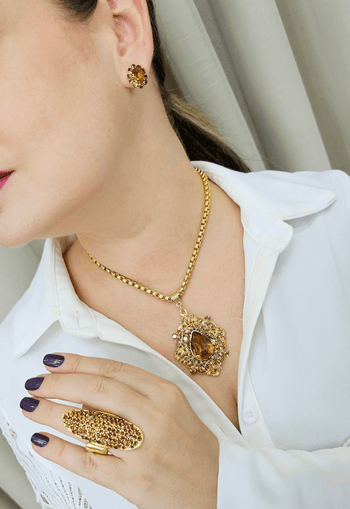 Colar Raridade Gold com pingente de strass e veneziana dourada