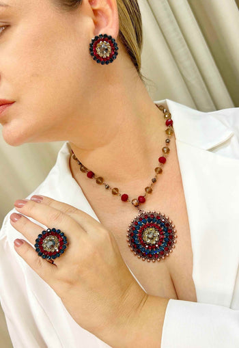 Brinco Tássia Betânia redondo com pedras azuis e vermelhas banhado no vintage