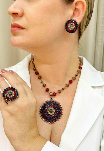 Brinco Tássia Betânia redondo com pedras azuis e vermelhas banhado no vintage