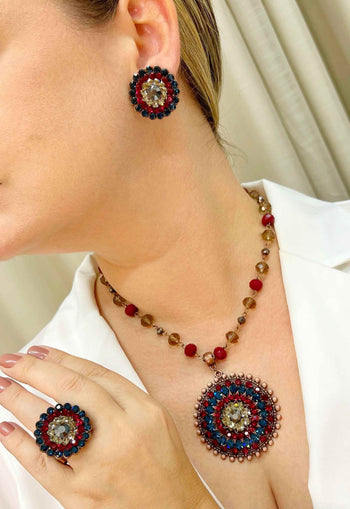 Brinco Tássia Betânia redondo com pedras azuis e vermelhas banhado no vintage