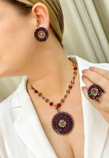 Brinco Tássia Betânia redondo com pedras azuis e vermelhas banhado no vintage