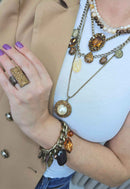Pulseira Driade glam ouro velho com pingentes e pedras marrom