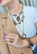 Pulseira Driade glam ouro velho com pingentes e pedras marrom