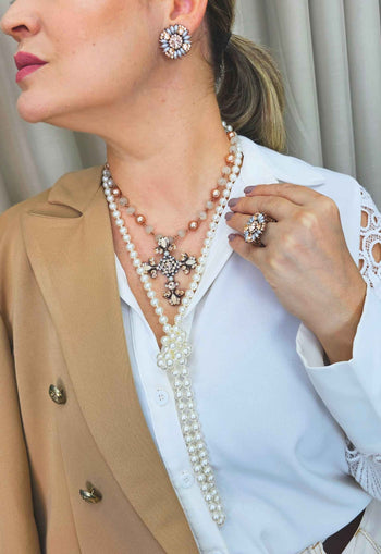 Brinco Sagrado com perolas e strass peach banhado no vintage