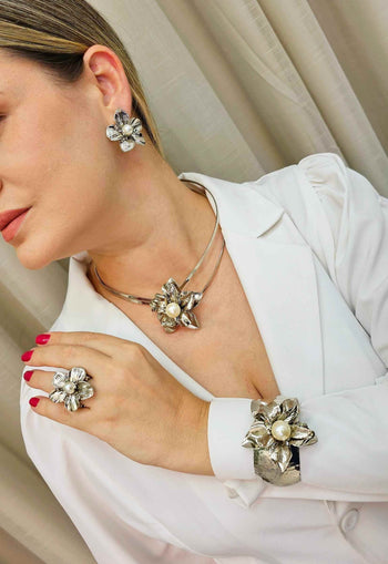 Anel Samia Silver de flor com strass black diamond e pérola