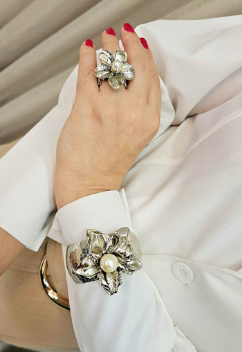 Anel Samia Silver de flor com strass black diamond e pérola