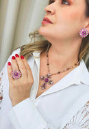 Brinco Madeline redondo com pedras rosa banhado no vintage