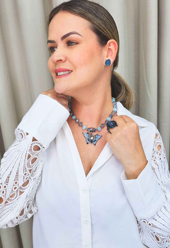 Colar Ingrid com pingente de borboleta e pedras em tons de azuis banhado no grafite