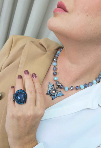 Colar Ingrid com pingente de borboleta e pedras em tons de azuis banhado no grafite