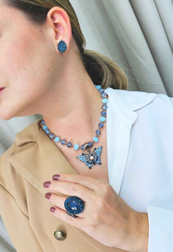Colar Ingrid com pingente de borboleta e pedras em tons de azuis banhado no grafite