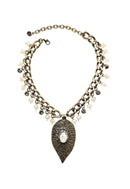 Colar Celestina com pedras black diamond e pigente de folha ouro velho