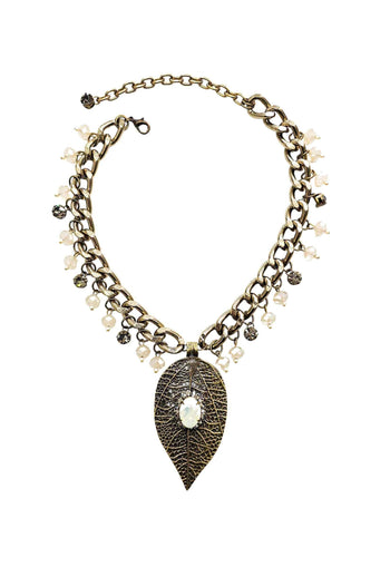 Colar Celestina com pedras black diamond e pigente de folha ouro velho