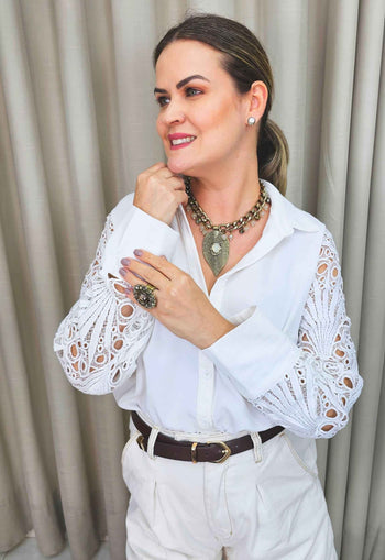 Colar Celestina com pedras black diamond e pigente de folha ouro velho